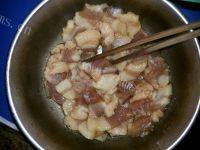 色味俱全的五花肉炒黄豆芽做法图解2)