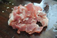 好吃的豆腐泡炒肉片做法图解2)