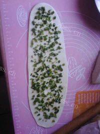 自己做的葱花油饼做法图解4)