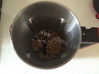 香滑的黑芝麻牛奶豆浆做法图解3)