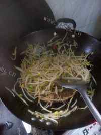 美味的炒黄豆芽做法图解4)