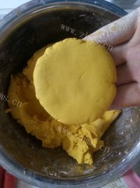 美味黑豆沙南瓜糯米饼做法图解6)