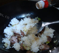好吃的腊肠炒饭做法图解9)