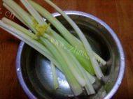 诱人的芹菜炒鸡蛋做法图解2)