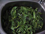 口感不错的茼蒿鱼头汤做法图解2)