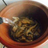 美味的板栗鸡爪汤做法图解3)