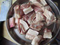 红烧肉炖土豆做法图解1)