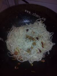 美味的胡萝卜鸡蛋炒面做法图解10)