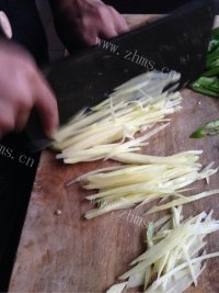 家常菜尖椒土豆丝做法图解1)