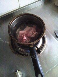 酸菜氽白肉做法图解1)