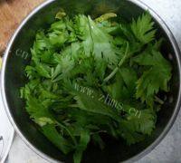 家常菜凉拌芹菜叶做法图解1)