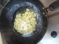 美味的蚕豆瓣炖茄子做法图解2)