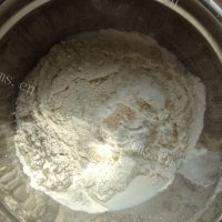 芳香四溢的香肠披萨做法图解2)