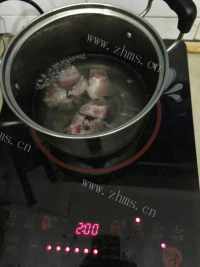 美味的海带排骨汤做法图解1)