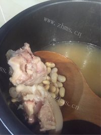 美味的黄豆猪手汤做法图解5)