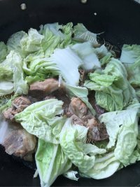 美味的脊骨白菜炖粉条做法图解6)