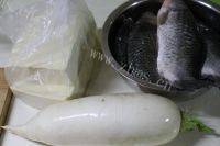家常菜鲫鱼萝卜豆腐汤做法图解1)