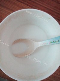 可口的红糖藕粉羹做法图解2)