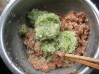 美味的猪肉芹菜馄饨做法图解4)