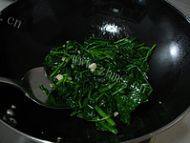 家常菜蒜蓉炒菠菜做法图解5)