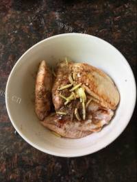 美味的孜然烤鸡翅做法图解5)