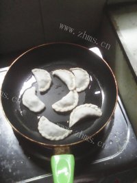 珍馐美味的韭菜盒子做法图解5)