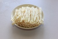 色味俱佳的凉拌金针菇做法图解5)