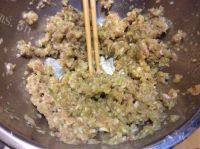 自己做的芹菜猪肉饺做法图解5)