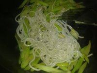 家常菜芹菜炒粉丝