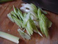 家常菜素炒芹菜做法图解3)
