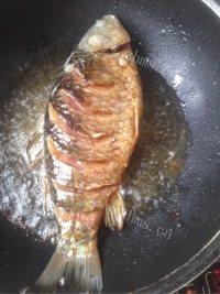 美味的葱皓鲫鱼做法图解4)