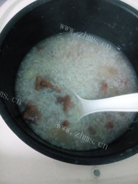 美味的淮山瘦肉粥做法图解6)