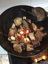 自制腊猪蹄炖干笋做法图解1)