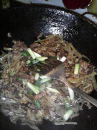 家常的大头菜炒肉做法图解6)