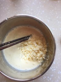 香喷喷的轻乳酪蛋糕做法图解3)