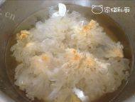美味的银耳雪梨莲子汤做法图解1)