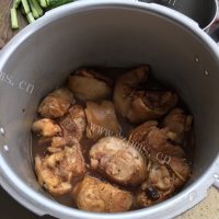 美味的腐乳猪蹄做法图解7)