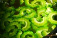 香气浓郁的凉拌苦瓜做法图解4)