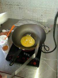 自制鸡蛋火腿炒饭做法图解4)