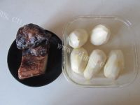美味的腊肉蒸芋头做法图解1)
