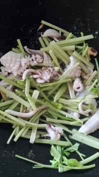 家常鲜鱿鱼炒芹菜做法图解9)