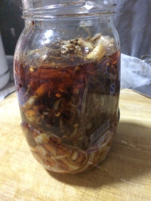 热腾腾的红油金针菇