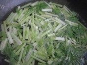 芹菜炒腐竹做法图解4)