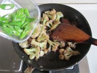 美味可口的豆豉腊肉煸花菜做法图解7)