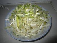简单的蒜苗炒鸡蛋做法图解2)
