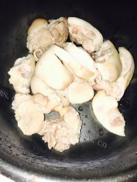 自制腐竹烧猪蹄做法图解1)