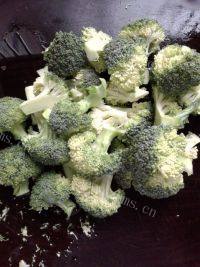 口感丰富的西兰花炒火腿做法图解3)