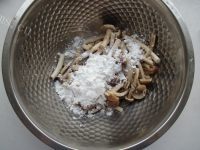 美味的麻辣茶树菇做法图解3)