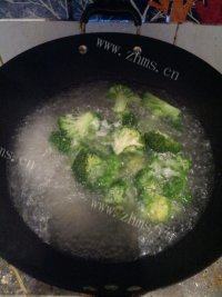 家常菜西兰花炒鲜鱿做法图解2)