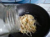 家常菜茭白炒鸡蛋做法图解8)